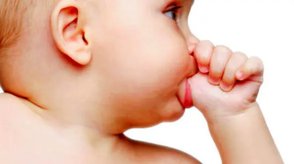 با عادت مکیدن انگشت در کودکان چه باید کرد؟