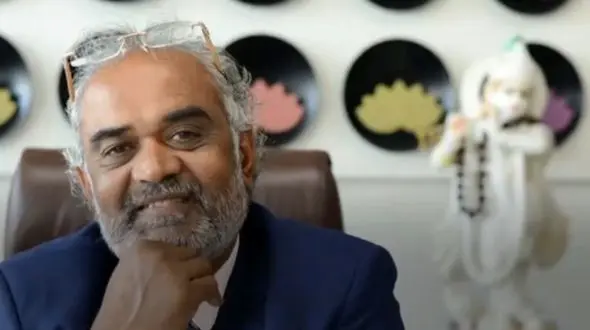 ماجرای اهدای صد‌ها خودرو و آپارتمان مدیری به کارمندانش + تصاویر