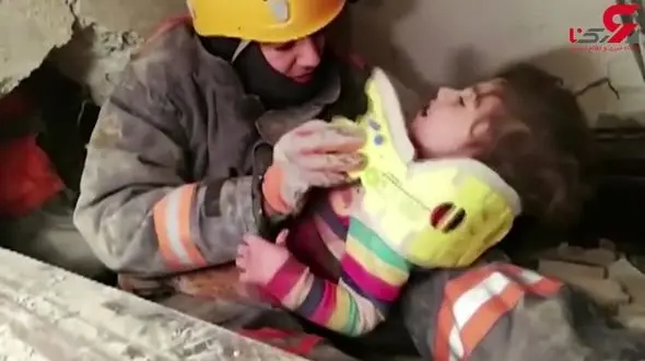 لحظه نجات کودک 3 ساله از زیر آوار زلزله ترکیه+فیلم