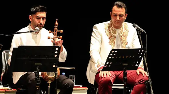 جوانه‌ در کویر؛ اجرای بهارانه‌ی مصطفی جلالی‌پور و گروه موسیقی قمر در مزینان