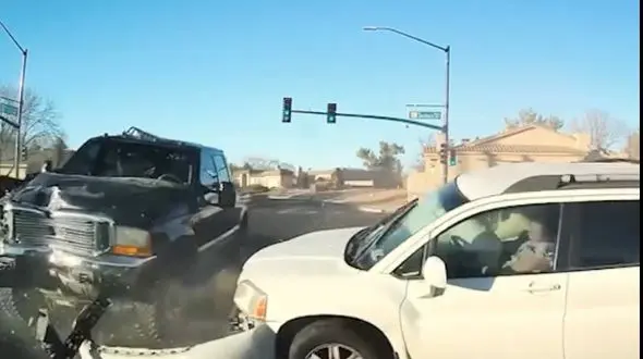 لحظه‌ای غفلت، یک استخوان تی؛ تصادفی وحشتناک در برابر دوربین + فیلم