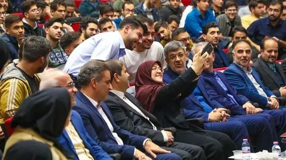  سخنگوی دولت : من به دلیل داشتن سیم‌کارت سفید، مردم را از خود رنجاندم و عذرخواهی می کنم/ پیگیری شش پروژه کلیدی توسط رئیس جمهور