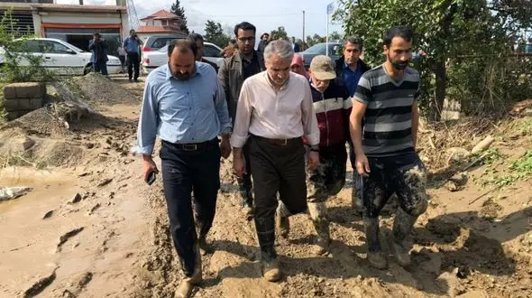 پوشش عجیب معاون رئیس جمهور در بازدید از مناطق سیل زده + عکس 