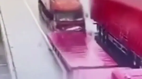 فیلم له شدن خودرو در جاده لغزنده