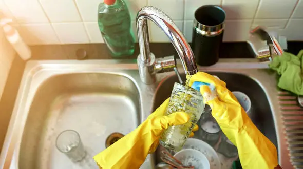 اشتباهاتی که هنگام ظرف شستن مرتکب می شویم!