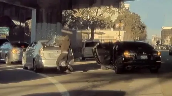 سرقت از یک خودرو پشت ترافیک + فیلم