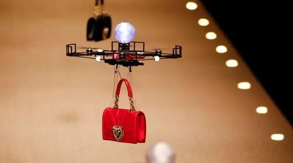 عجیب ترین شوی لباس، بدون مانکن و مدل اجرا شد! + عکس