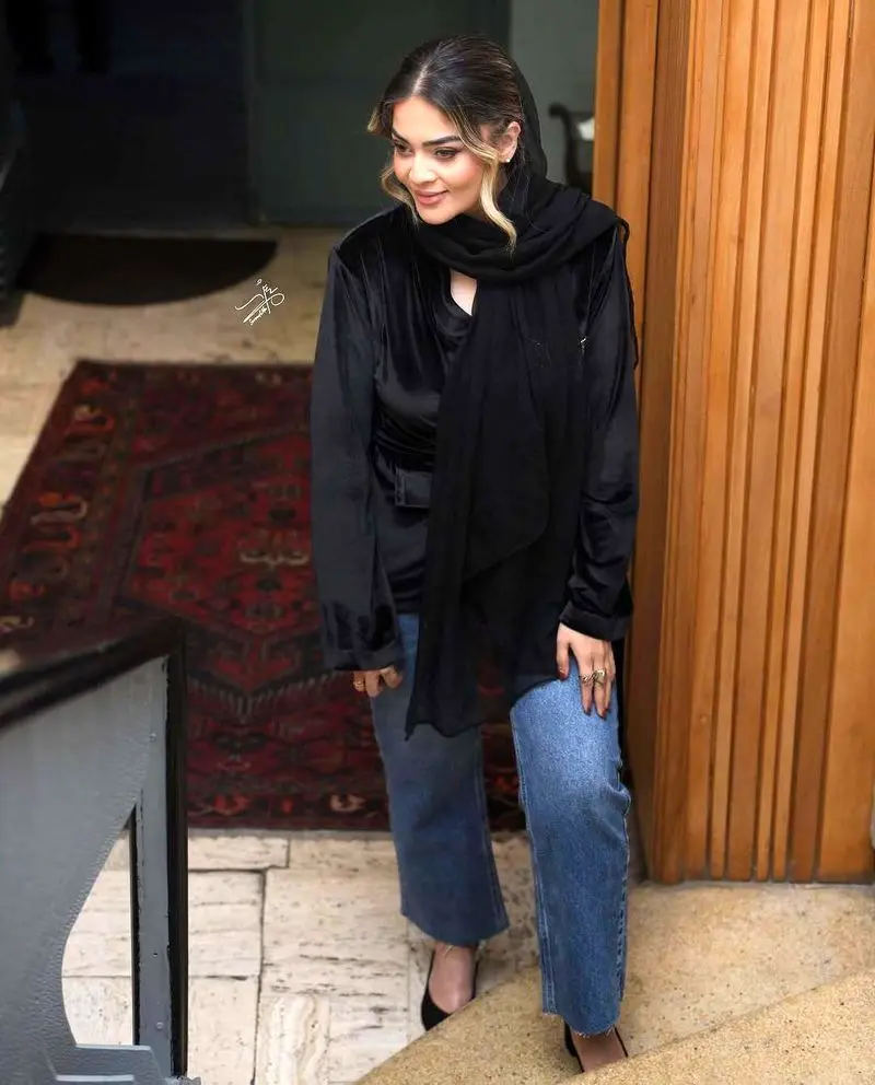 عارفه معماریان و استایل مخملی با روسری بلند