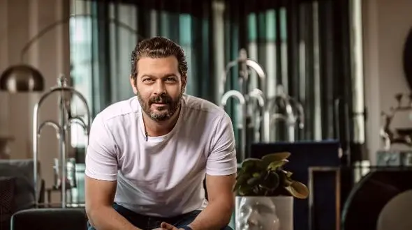 چهره اروپایی و خاص پدر پژمان بازغی در این سلفی با پسرش؛ ریش و سبیلی متفاوت، مخصوص بازیگران فیلم‌های کابویی!+عکس