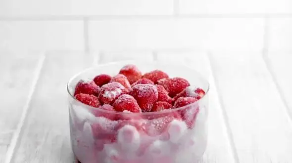 چگونه توت فرنگی را فریز کنیم و خواص آن را حفظ کنیم؟