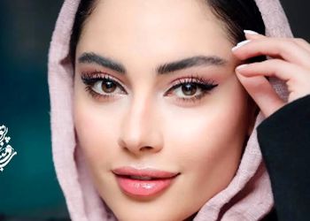 نگاهی به مانتو مزونی با طراحی خاص ترلان پروانه بازیگر جوان؛ آبی روشن بهشون خیلی میاد