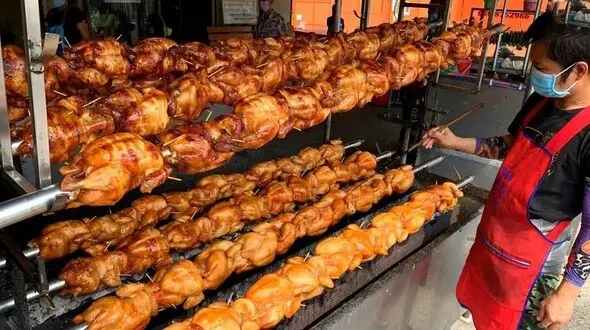 فیلم غذای خیابانی در تایلند/ آماده کردن 200 مرغ کبابی زغالی شگفت انگیز در بانکوک