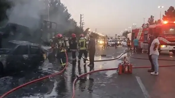 2 فیلم از انفجار مرگبار پژو و 2 تریلی در اسلامشهر ! / جگرتان کباب می شود !