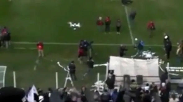 هوادار فوتبال با دستمال کاغذی هلی‌شات را سرنگون کرد! + فیلم