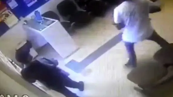 کشته شدن نگهبان بانک به دست سارق مسلح + فیلم