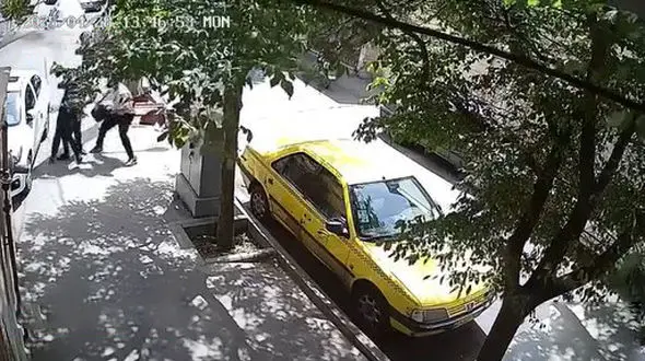 فیلم لحظه حمله زورگیران موتورسوار به یک مرد بازاری ! / رسانه ها اشتباه نوشتند دانشجو است