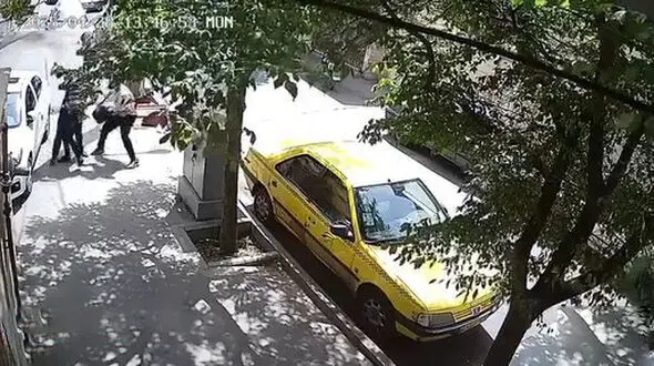 فیلم لحظه حمله زورگیران موتورسوار به یک مرد بازاری ! / رسانه ها اشتباه نوشتند دانشجو است