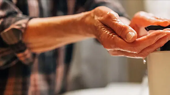 صابون آنتی‌ باکتریال یا صابون معمولی؛ کدام انتخاب بهتری برای سلامت دست‌ هاست؟