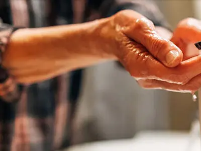 صابون آنتی‌ باکتریال یا صابون معمولی؛ کدام انتخاب بهتری برای سلامت دست‌ هاست؟