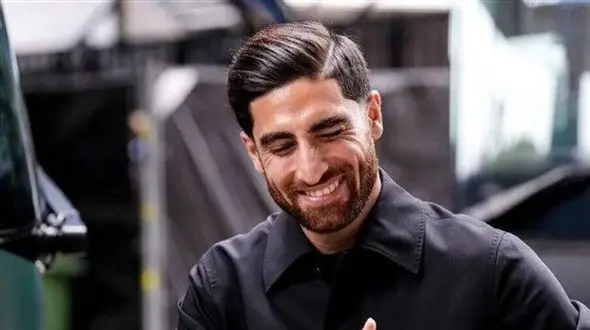 دورهمی خواهر و برادر باکلاس علیرضا جهانبخش ستاره تیم ملی در ماشین سان روف دار/ چه شبیه هَمَن+ عکس