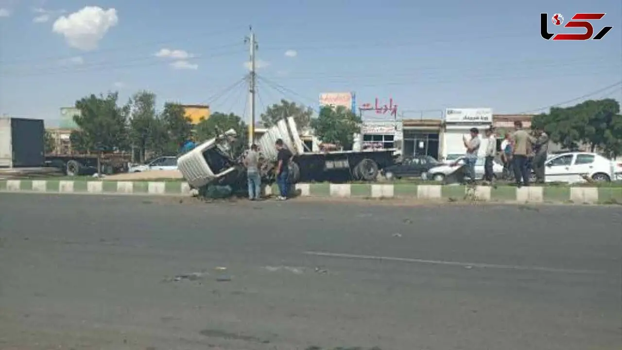 عکس واژگونی عجیب تریلی شش چرخ در جاده مرند