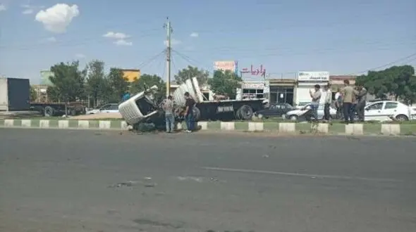 عکس واژگونی عجیب تریلی شش چرخ در جاده مرند