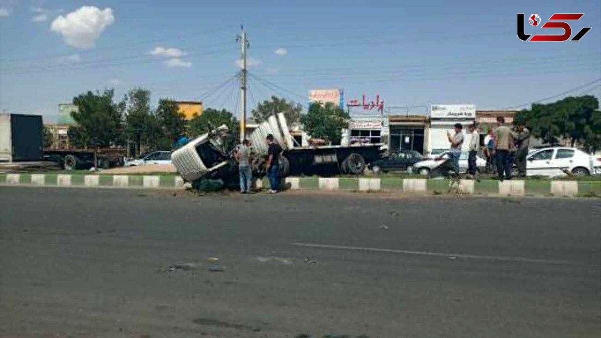 عکس واژگونی عجیب تریلی شش چرخ در جاده مرند