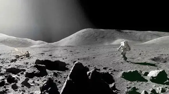 مسافر مرموز کره ماه کیست؟