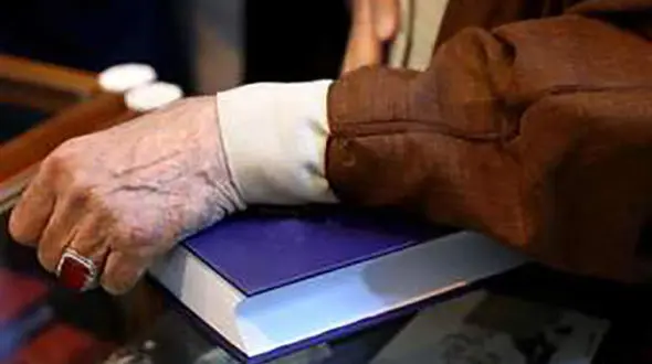 چه کتاب هایی در کتابخانه مقام معظم رهبری وجود دارد؟