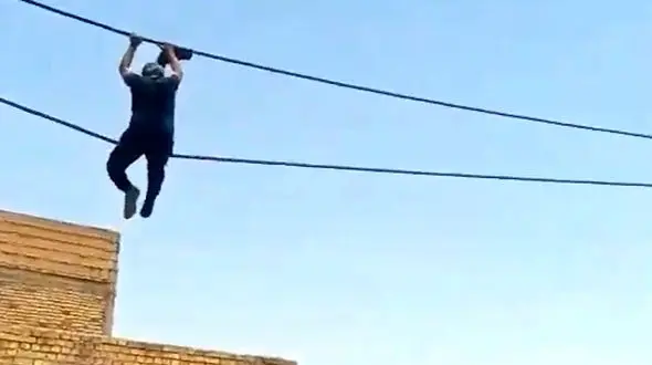 تاب بازی مرد روی سیم های فشار قوی در آبادان / او بازداشت می شود + فیلم دیدنی