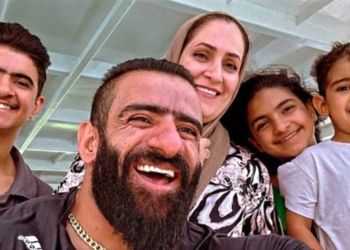 فیلم جشن چهاردهمین سالگرد ازدواج عاشقانه هادی چوپان و همسر جوانش در خانه درندشت با مبل های سلطنتی زیبا / ذوق بچه هاشونو موقع فوت شمع کیک دیدنیه ....