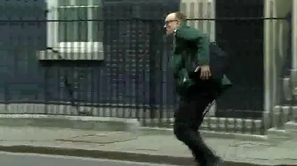 لحظه فرار مشاور نخست وزیر انگلیس از ترس کرونا + فیلم