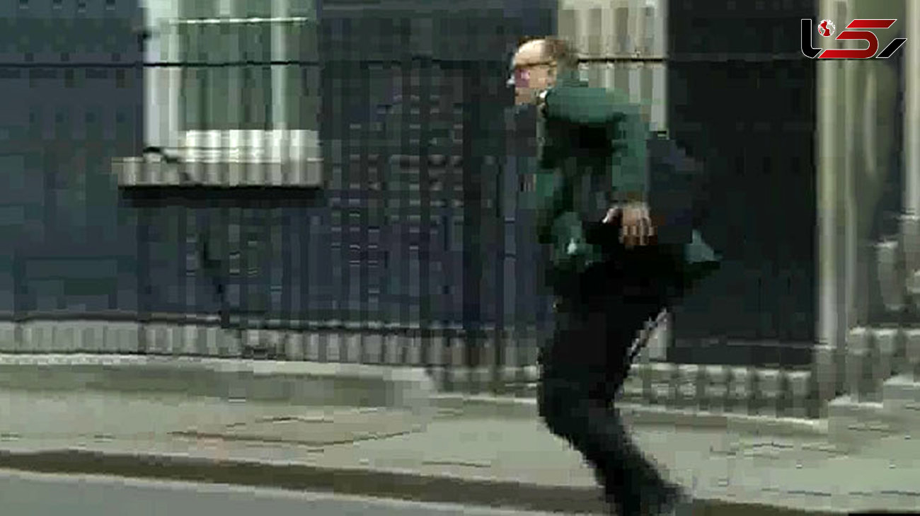 لحظه فرار مشاور نخست وزیر انگلیس از ترس کرونا + فیلم