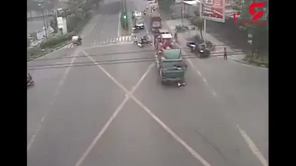 لحظه‌ی هولناک زیر گرفتن موتورسواران توسط راننده کامیون ناشی+ فیلم