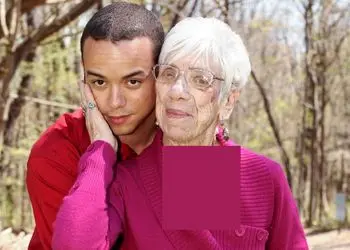 فیلم/ ماجرای ازدواج محمد عباس 30 ساله عراقی با پیرزن (جسیکای 73 ساله)/جسیکای کاری با محمد کرد که بمب اتم با هیروشیما نکرد!