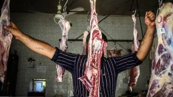 آفرین به قصاب خلاق اهوازی؛ ترکیب هنر و عشق به کار در جذب مشتری / عکس