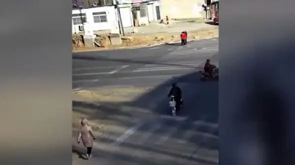 فیلم وحشت آور از  زیر گرفتن یک زن و یک موتورسوار توسط راننده  وانت