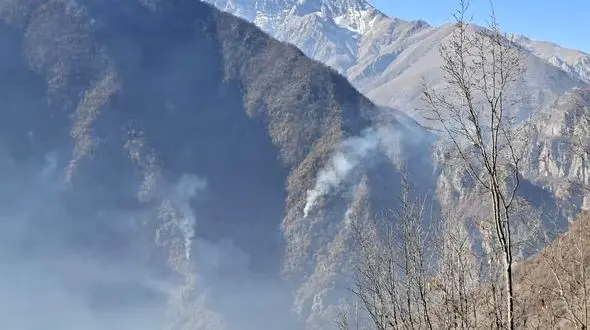 آتش‌سوزی جنگل‌های هیرکانی در الیت همچنان مهارنشده؛ ادامه عملیات هوایی در مرزن‌آباد + فیلم