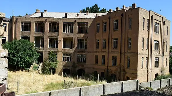 بیمارستان تاریخی مسیح کرمانشاه در آتش سوخت + عکس