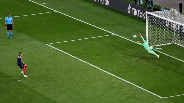 پنالتی عجیب و غریب در فوتبال + فیلم