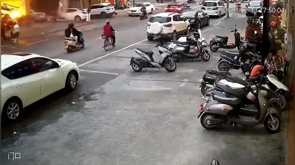 فیلم انفجار هولناک یک ساختمان کنار خیابان / 3 نفر شوکه شدند