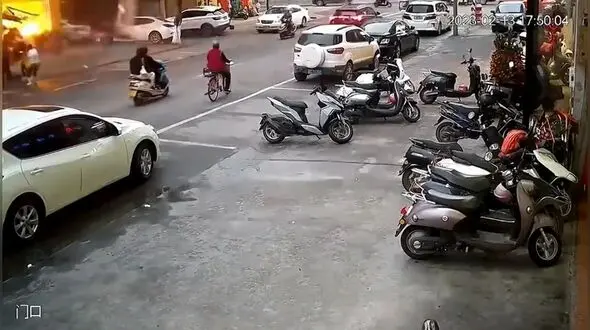 فیلم انفجار هولناک یک ساختمان کنار خیابان / 3 نفر شوکه شدند