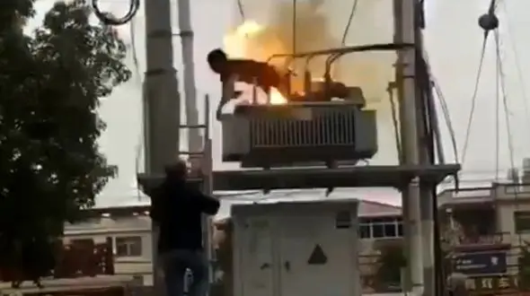 خشک شدن کارمند با برق فشار قوی + فیلم لحظه حادثه و عکس