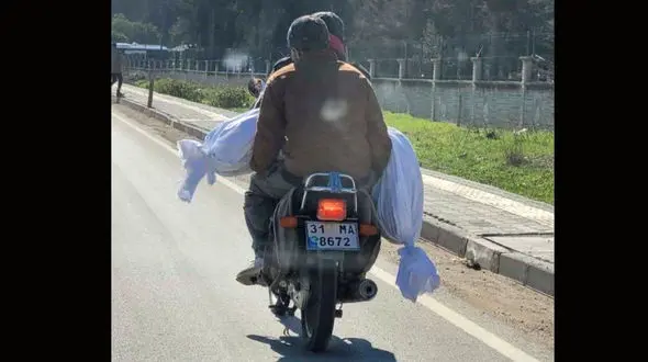 این عکس اشکتان را در می آورد / حمل جنازه با موتور در ترکیه