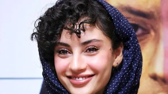 عکس هایی از استایل کژوال و راحت ترلان پروانه در یک نمایشگاه نقاشی