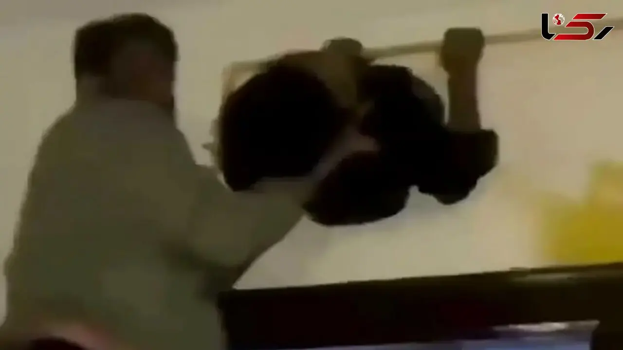 دزد بدشانس در کانال تهویه گیر افتاد + فیلم بیرون آوردنش توسط پلیس
