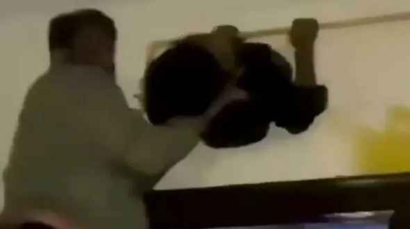 دزد بدشانس در کانال تهویه گیر افتاد + فیلم بیرون آوردنش توسط پلیس