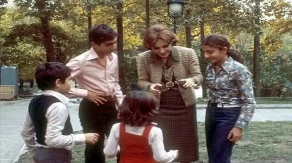 عکس سفر در زمان / فرح دیبا با لباس نظامی در اردوگاه دختران نظامی .../ سال 1342