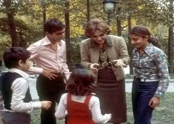 عکس سفر در زمان / فرح دیبا با لباس نظامی در اردوگاه دختران نظامی .../ سال 1342