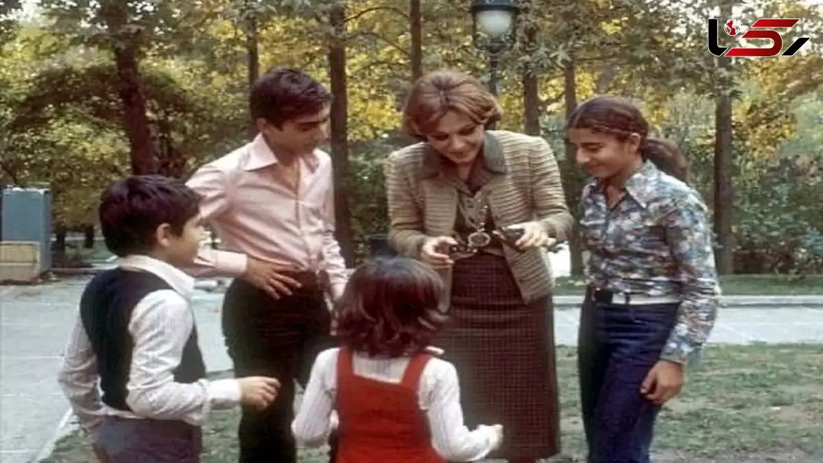 عکس سفر در زمان / فرح دیبا با لباس نظامی در اردوگاه دختران نظامی .../ سال 1342